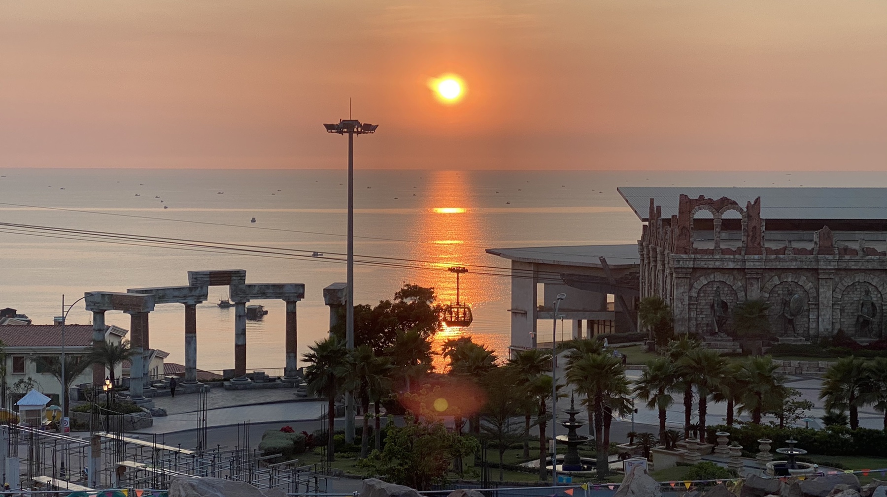 ho&agrave;ng h&ocirc;n tại shophouse địa trung hải