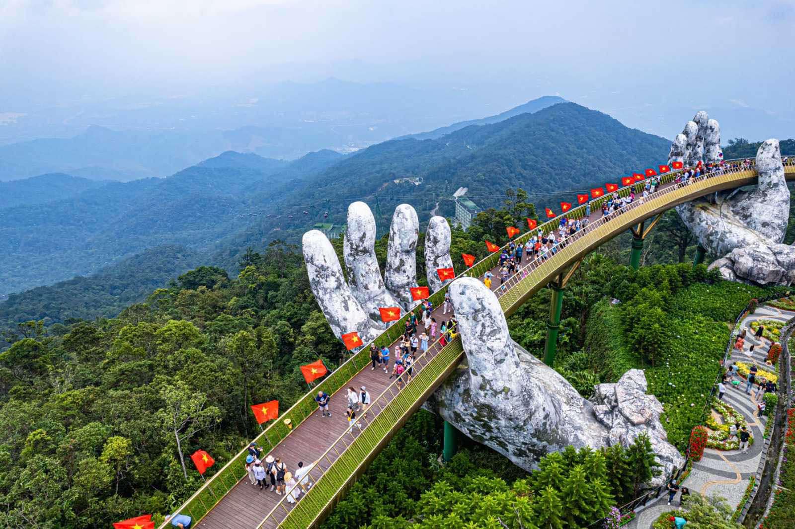 cầu v&agrave;ng đ&agrave; nẵng