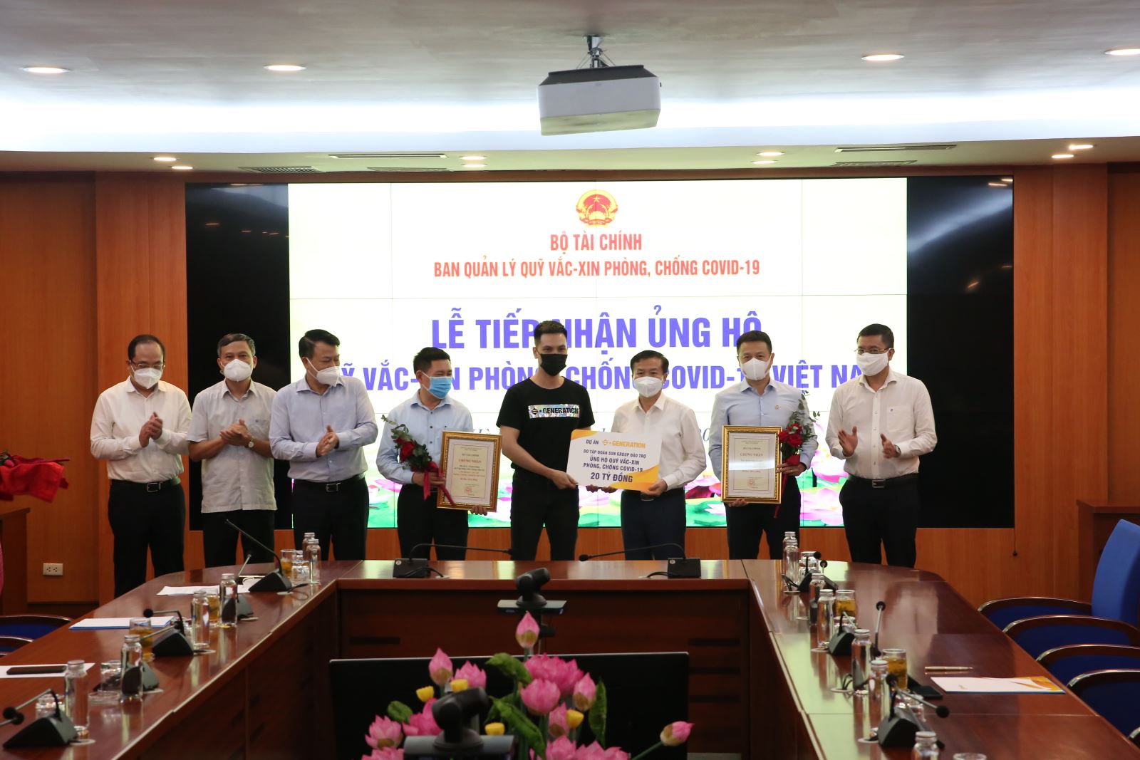 sun group ủng hộ quỹ vaccine